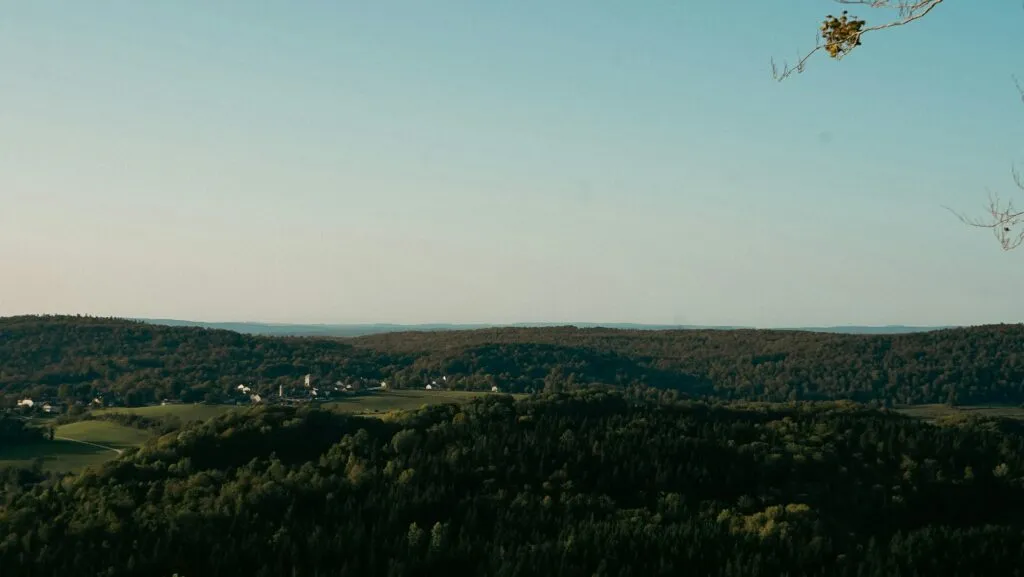 Collines boisées de Franche-Comté au soleil couchant